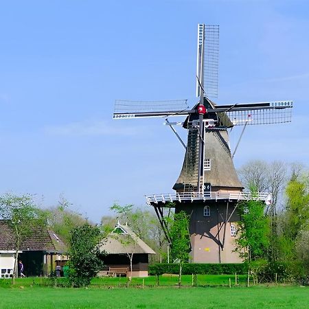 Woonboot In Sumar Gelegen Tussen Leeuwarden En Drachten Suameer Zewnętrze zdjęcie