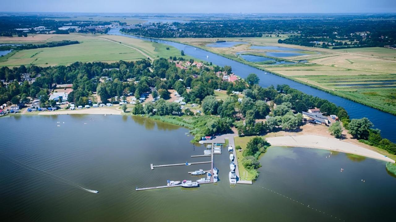 Woonboot In Sumar Gelegen Tussen Leeuwarden En Drachten Suameer Zewnętrze zdjęcie