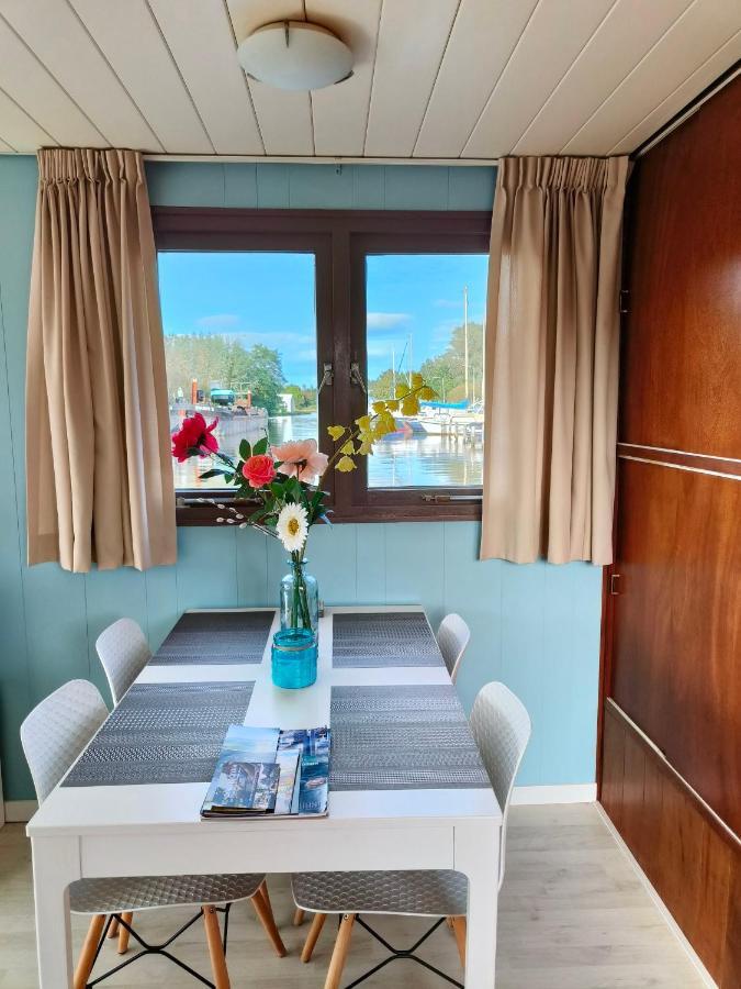 Woonboot In Sumar Gelegen Tussen Leeuwarden En Drachten Suameer Zewnętrze zdjęcie